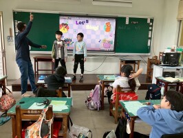 MSSR- Aidas interacts with students_250507