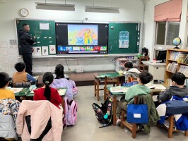 MSSR- Aidas interacts with students_250507:LINE_ALBUM_Aidasinteractswithstudents_250507_4