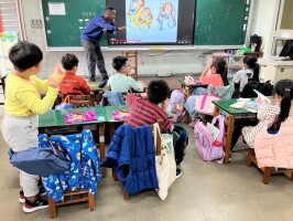 MSSR- Aidas interacts with students_250507:LINE_ALBUM_Aidasinteractswithstudents_250507_7