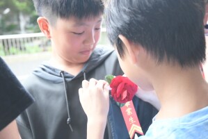 113學年度港西畢業(國小第69屆,幼第38屆)花絮01:LINE_ALBUM_畢業典禮其他花絮_250617_35