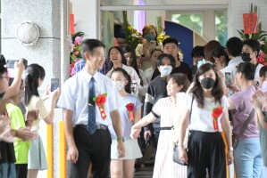 113學年度港西畢業(國小第69屆,幼第38屆)花絮02:LINE_ALBUM_畢業典禮其他花絮_250617_10