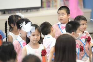 113學年度港西畢業(國小第69屆,幼第38屆)花絮02:LINE_ALBUM_畢業典禮其他花絮_250617_14