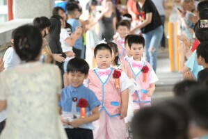 113學年度港西畢業(國小第69屆,幼第38屆)花絮02:LINE_ALBUM_畢業典禮其他花絮_250617_2