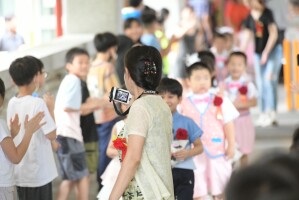 113學年度港西畢業(國小第69屆,幼第38屆)花絮02:LINE_ALBUM_畢業典禮其他花絮_250617_3