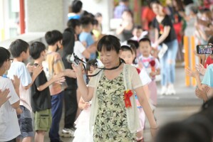 113學年度港西畢業(國小第69屆,幼第38屆)花絮02:LINE_ALBUM_畢業典禮其他花絮_250617_4