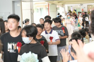 113學年度港西畢業(國小第69屆,幼第38屆)花絮02:LINE_ALBUM_畢業典禮其他花絮_250617_5
