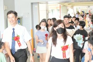 113學年度港西畢業(國小第69屆,幼第38屆)花絮02:LINE_ALBUM_畢業典禮其他花絮_250617_6