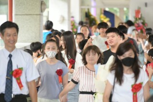113學年度港西畢業(國小第69屆,幼第38屆)花絮02:LINE_ALBUM_畢業典禮其他花絮_250617_8